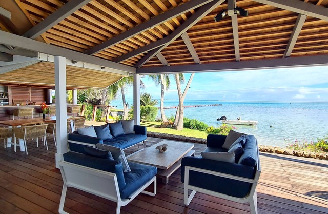 Beautiful seaside wooden villa in Moorea. 3 bedrooms, 2 bathrooms. Sleeps 6