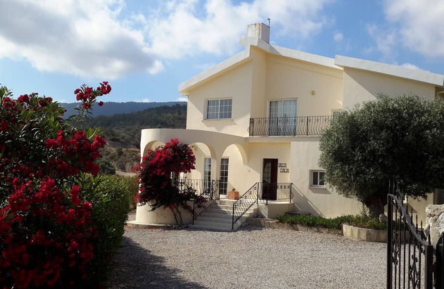 Beautiful secluded villa, mountain views, close to the sea.