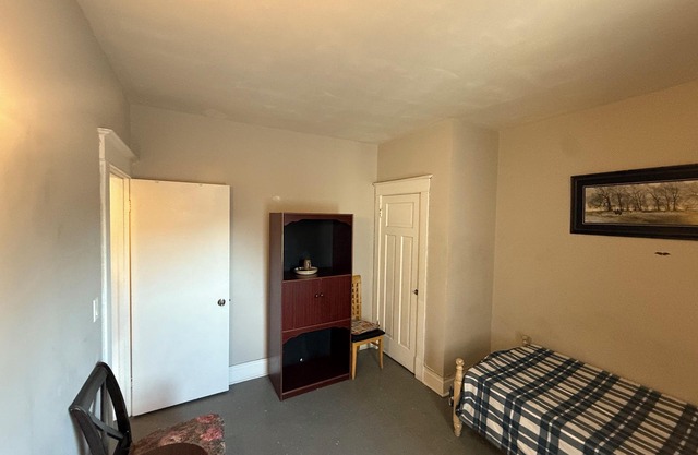 Beautiful Single Bedroom Near Downtown | Free Parking