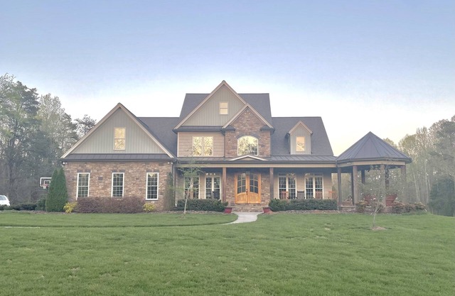 Beautiful Spacious Country Home, Relaxing Atmosphere located 1.5m from I-85.
