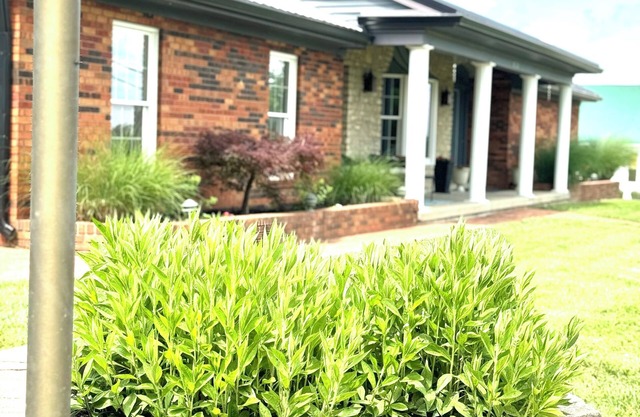 Beautiful, spacious, country home. Close to The Ark! Hot-Tub! Pet-Friendly!