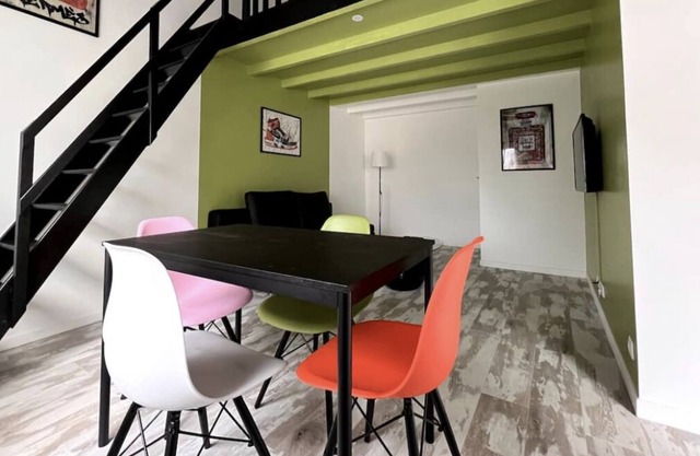 Beautiful "Street Art" Apartment near Parc Asterix, Chantilly, CDG Airport