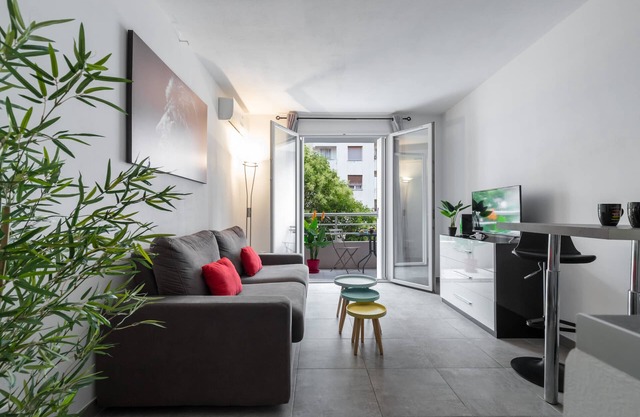 Beautiful Studio - balcony - air-conditioned