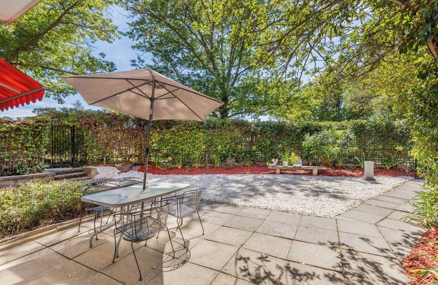 Beautiful sunny 2B&1B suite with a garden in Yarralumla near Lake & City Centre
