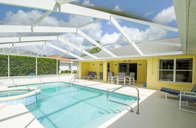 Beautiful & Sunny Pool Home with Golf View
