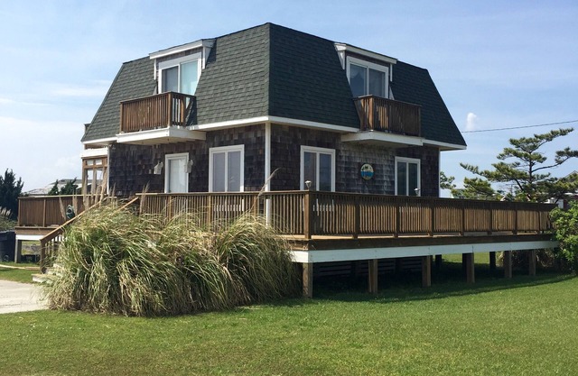 Beautiful Sunsets, Short walk to the Beach, Pet Friendly!