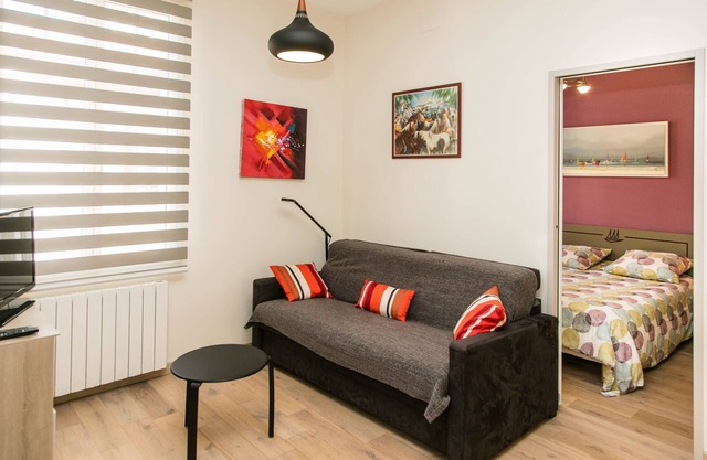 Beautiful T2 classified* refurbished in 2017. Private parking,