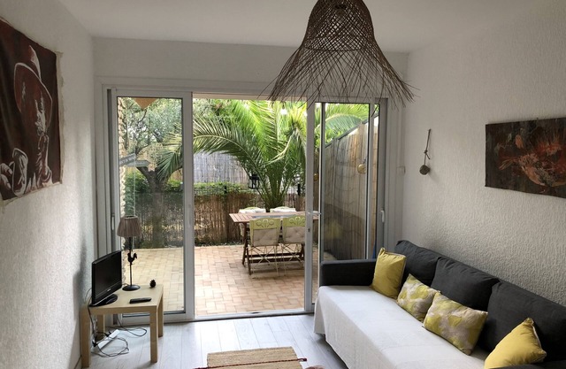 * Beautiful T2, garden of 70 m2, quiet, sunny, 50 meters from the beach