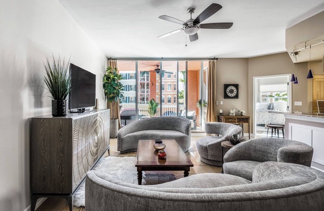 Beautiful Three-Balcony Unit - With Bayviews. Walk to 5th Ave DT and The Beach!
