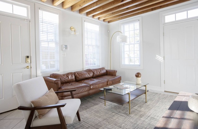 Beautiful Townhouse right by King st.