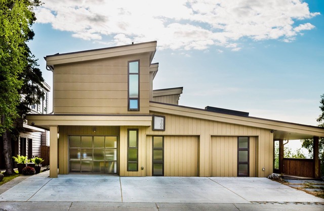 Beautiful uniquely designed triplex w/2 hot tubs, ocean views, grill, fireplace