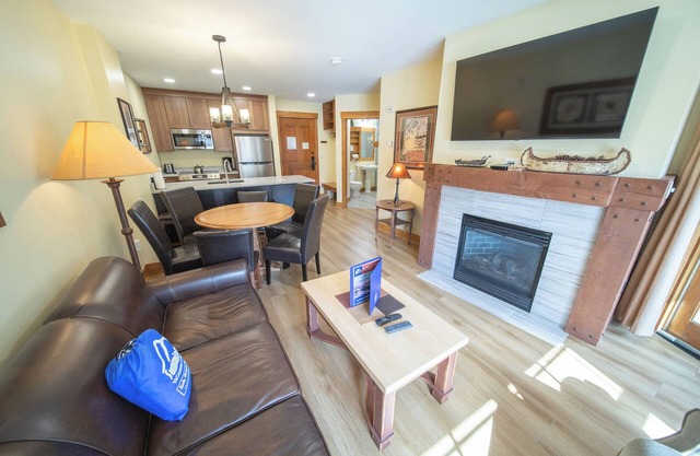 Beautiful Unit W/Fireplace, Near the Gondola!