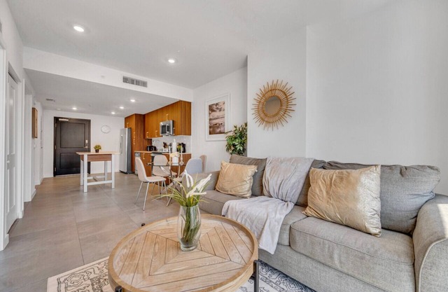 Beautiful Unit with Amazing View Free Parking