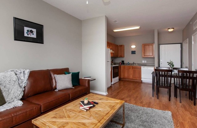 Beautiful University Flat in Multifamily Building