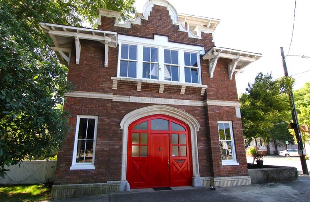 Beautiful Upstairs Suite in The Historic Firehouse At 5th Ave. & Castle St.