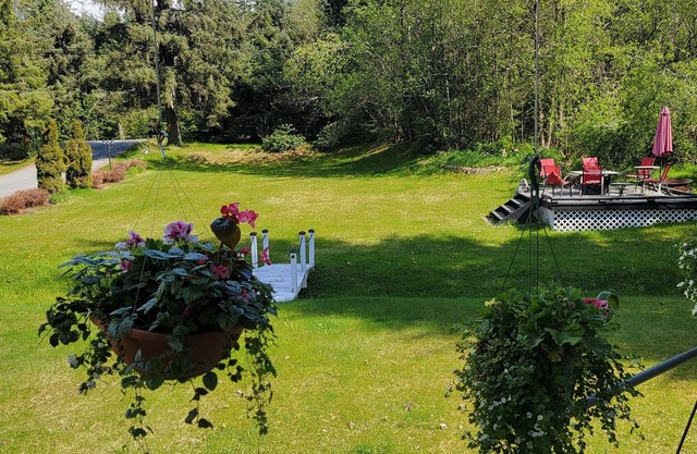 Beautiful valley retreat only 2.6 miles from the glacier and close to airport!