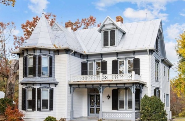 Beautiful Victorian (circa 1845), King beds