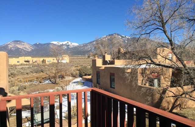 Beautiful views on the Mesa. 3br/2bath near Taos & TSV