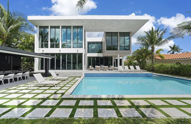 Beautiful Villa on the Water 7 Bedrooms/6.5 Baths