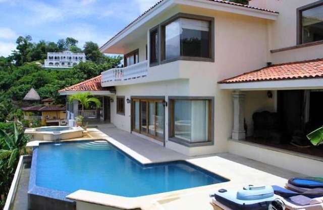 Beautiful Villa for 4-16 people, with beach access & wonderful ocean views!