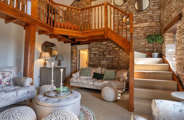 Beautiful villa for 12 guests with WIFI, pets allowed and parking