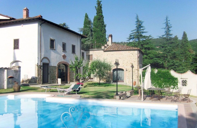 Beautiful villa for 2 people with pool, TV, patio and parking