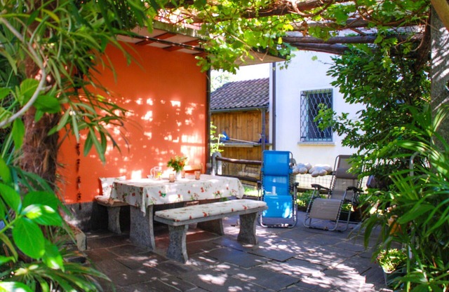 Beautiful villa for 3 guests with WIFI, TV, patio, pets allowed and parking