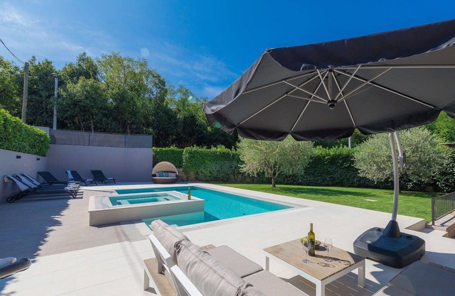 Beautiful villa for 4 guests with WIFI, private pool, hot tub, A/C, TV and terrace