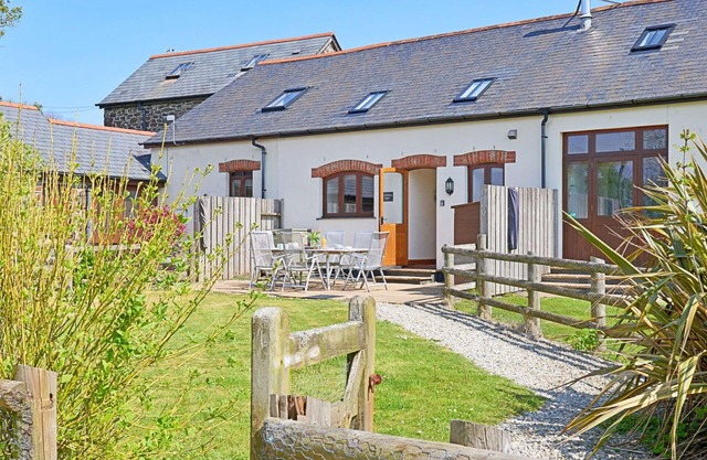 Beautiful villa for 6 guests with WIFI, pets allowed and parking