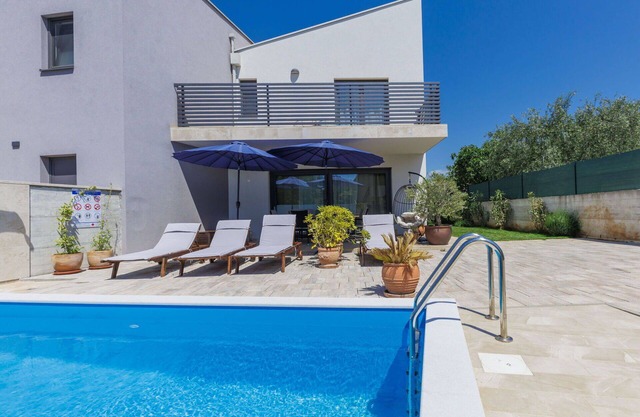 Beautiful villa for 6 guests with A/C, WIFI, private pool, TV, terrace and pets allowed