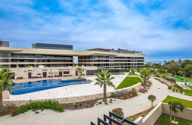 Beautiful villa for 8 guests with A/C, WIFI, pool, hot tub, TV, terrace and parking