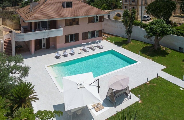 Beautiful villa for 8 guests with hot tub, A/C, private pool, WIFI, TV, terrace and parking
