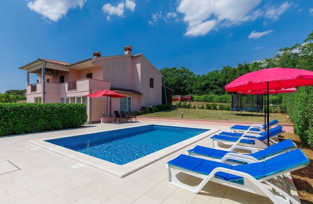 Beautiful villa for 8 people with A/C, WIFI, private pool, TV and terrace