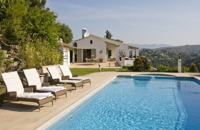 Beautiful villa in gated Domaine in French Riviera, stunning views, heated pool