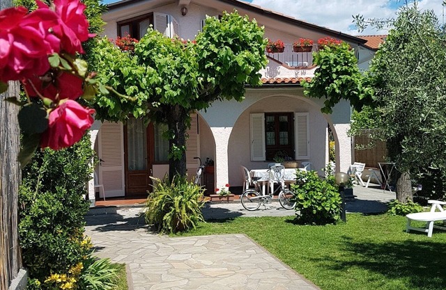 Beautiful villa for 9 people with beautiful garden. Good equipment.