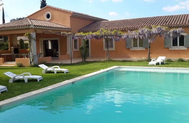 BEAUTIFUL VILLA, NEAR L'ISLE SUR SORGUE, EXCEPTIONAL VIEW OF THE LUBERON