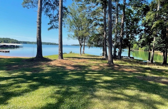 Beautiful villa on Lake Hartwell, stunning views, large deck for family to enjoy
