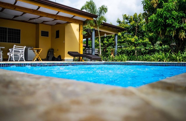 Beautiful Villa with heated Picuzzi and views of the mountains.