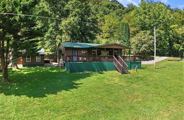 Beautiful water front cabin in charming Pearisburg with all amenities.