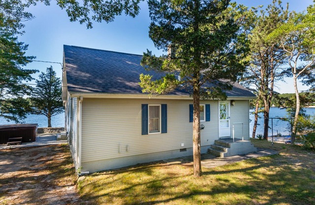 Beautiful, Waterfront Paradise, Close By To Cape Cod & Onset Beach!