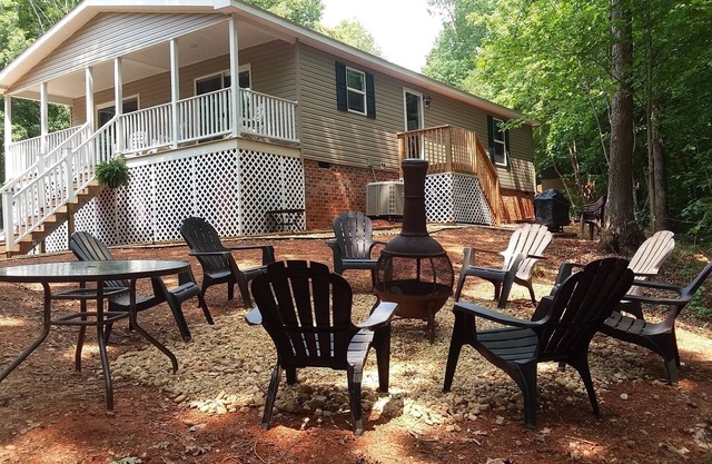 Beautiful waterfront lodge with private dock and breath taking view of Smith Mt.