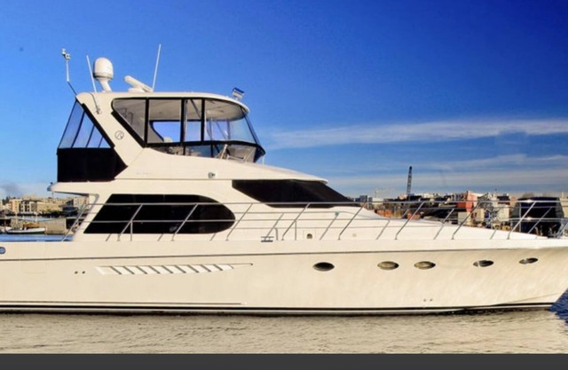 Beautiful yacht living on the water, close to beach and bars & restaurants !