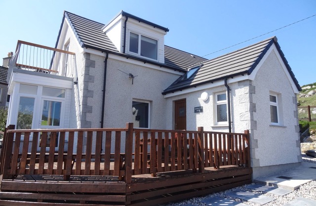 Beautifully appointed cottage, overlooking South Harbour, Scalpay