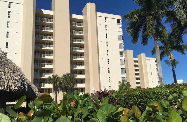 Beautifully decorated condo directly across the street from the Gulf of Mexico