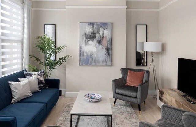 Beautifully Designed 3BD Retreat with Backyard