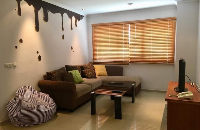 Beautifully presented spacious 2 bedroom apartment in Senayan area