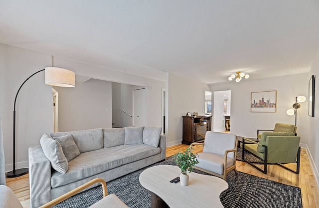 Beautifully Renovated 4 bedroom/2.1 Bathroom Townhome in Des Plaines!