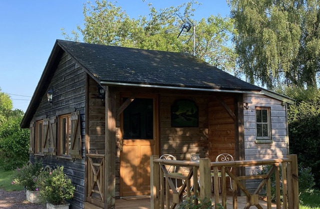 Bed and breakfast with terrace in a detached chalet in Normandy