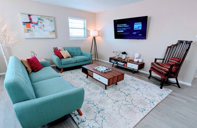 Bed and Breakfast at Tiffany's 3/2/2 - Long-term Friendly - EV charger