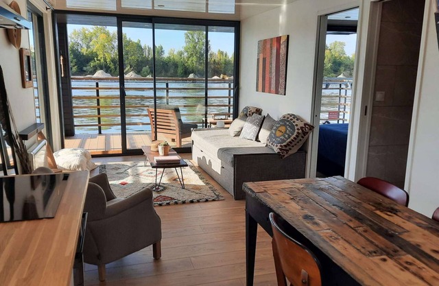 Bedroom with a view on the Seine. 40min from Paris.